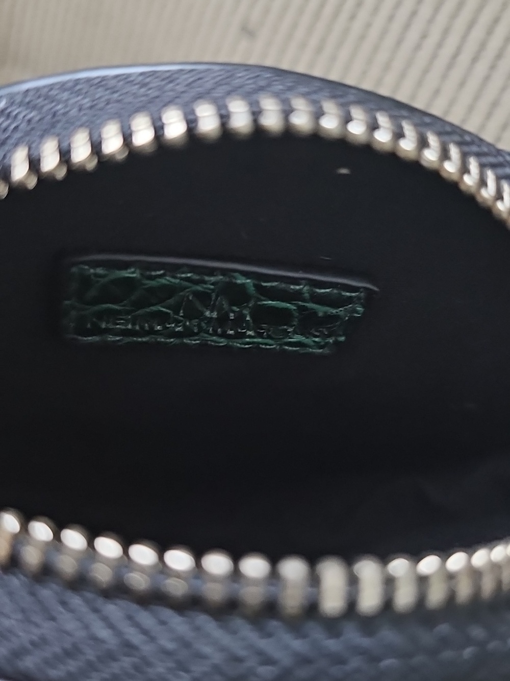 NEIMAN MARCUS Round Green Croc-Embossed Wristlet Coin Purse with Gold Bee Accent - Picture 5 of 7